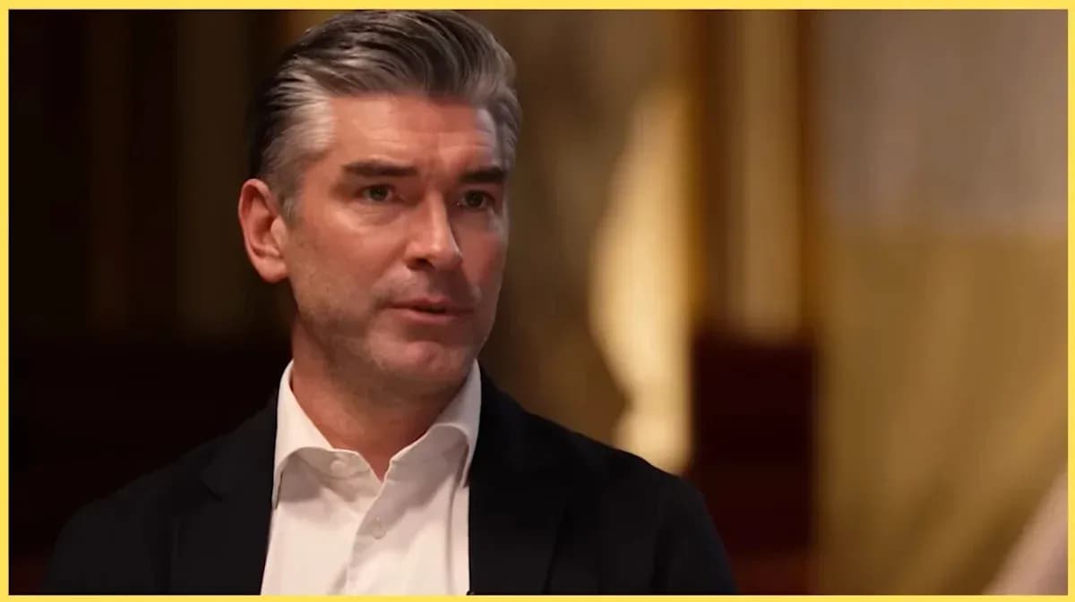 Hombre hablando en una entrevista formal Hombre hablando en una entrevista formal