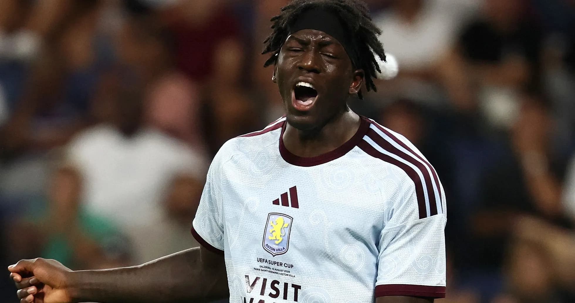 Jugador de Aston Villa gritando durante el partido Jugador de Aston Villa gritando durante el partido