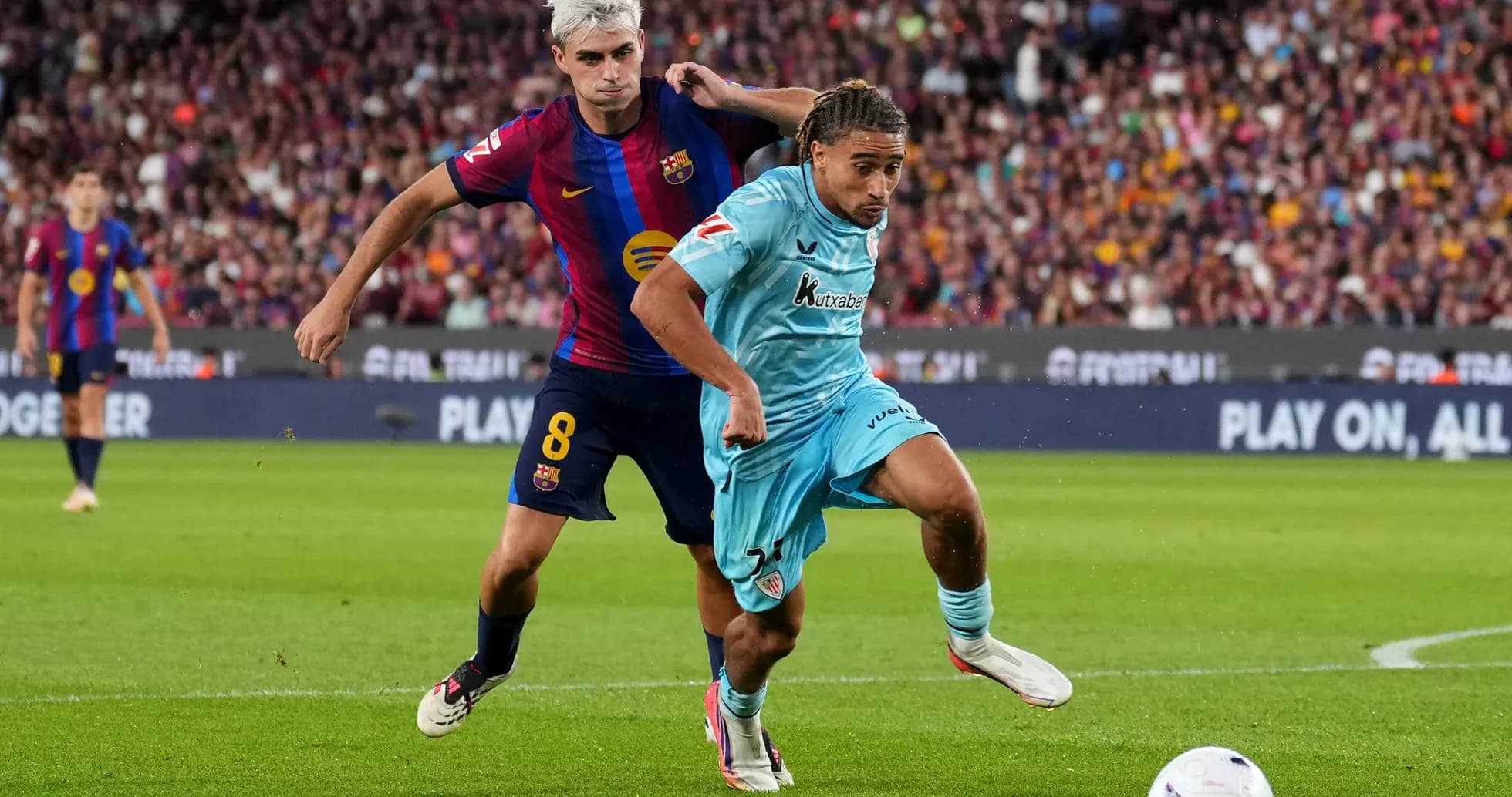 Jugador del Barcelona persiguiendo a rival en el campo Jugador del Barcelona persiguiendo a rival en el campo