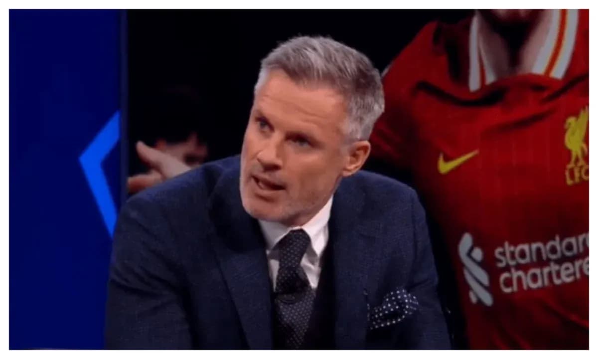 Analista discutiendo en programa deportivo con fondo de Liverpool Analista discutiendo en programa deportivo con fondo de Liverpool