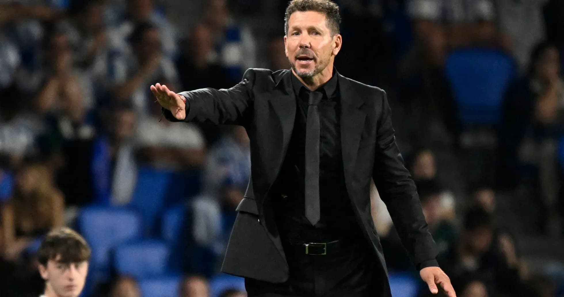 Entrenador dirigiendo al equipo durante un partido Entrenador dirigiendo al equipo durante un partido