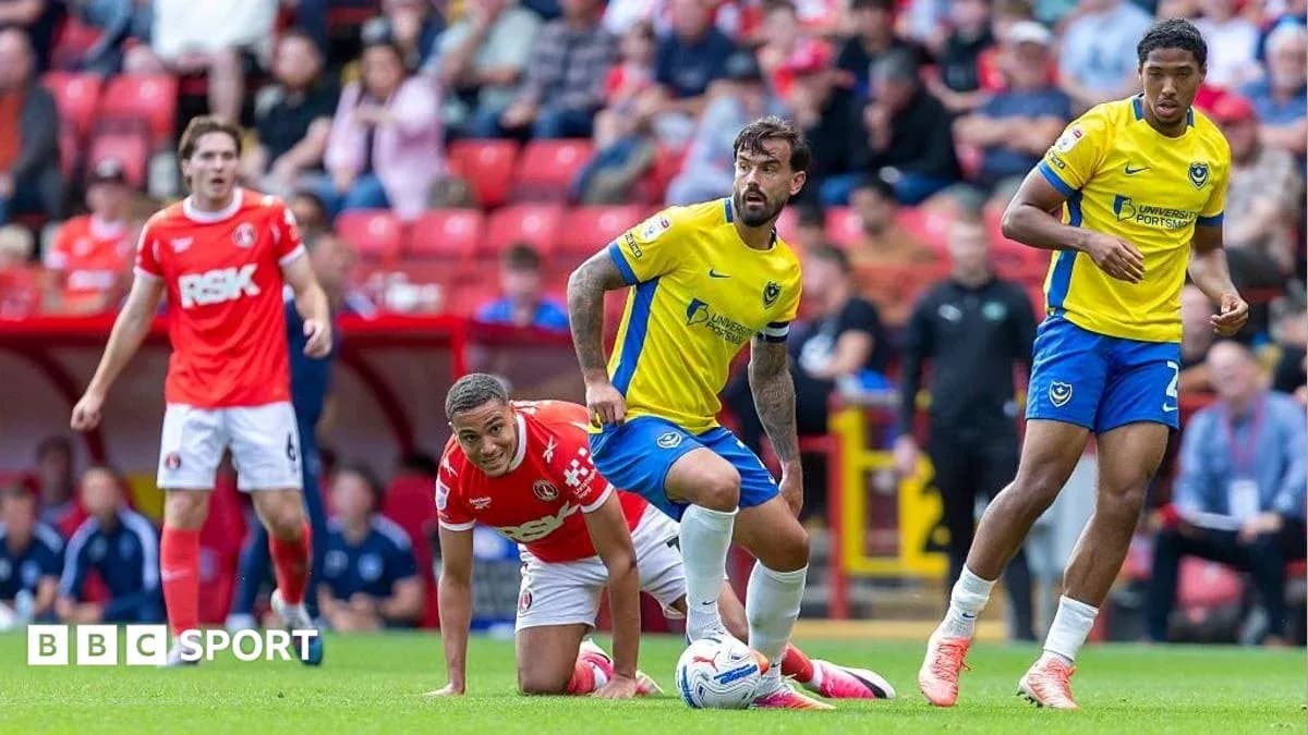 Jugadores de Charlton y Portsmouth en acción durante partido Jugadores de Charlton y Portsmouth en acción durante partido
