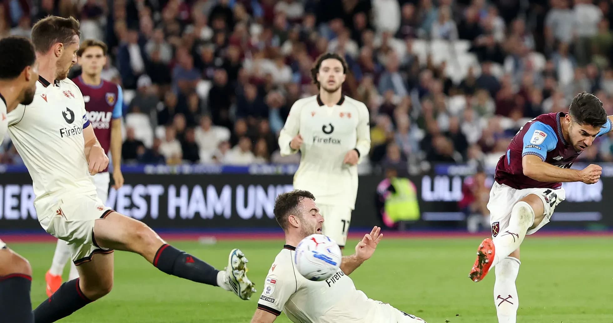Jugador de West Ham chutando el balón en el partido Jugador de West Ham chutando el balón en el partido