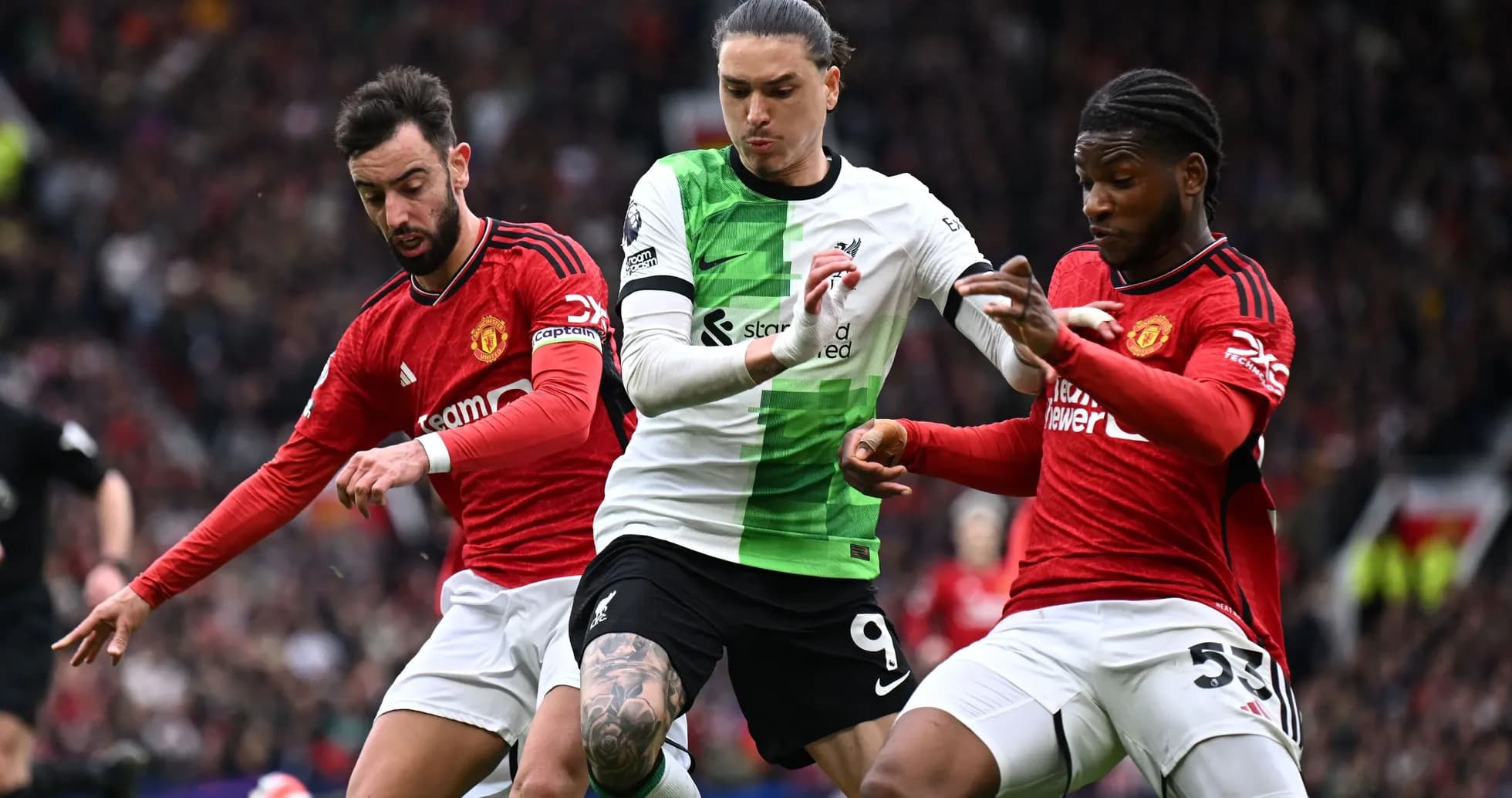 Jugadores de Liverpool y Manchester United luchando por el balón Jugadores de Liverpool y Manchester United luchando por el balón