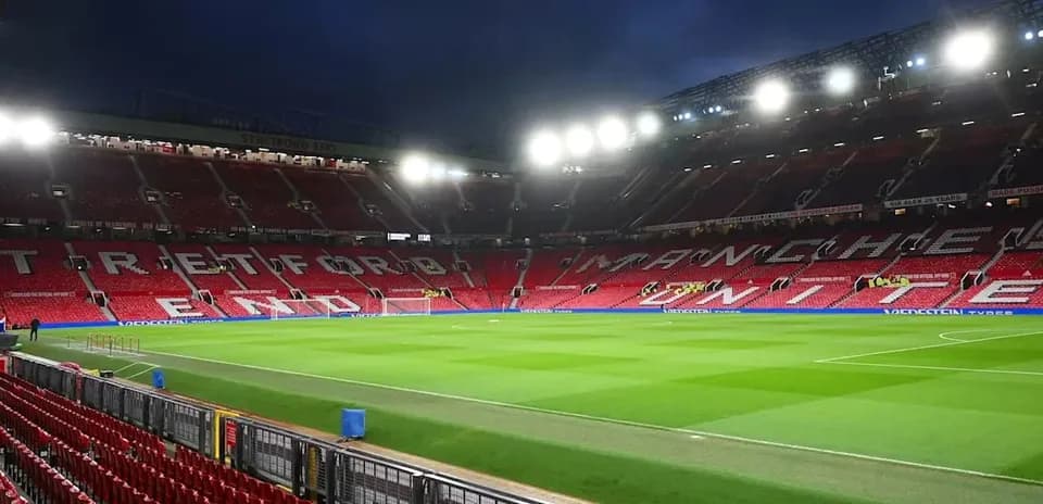 Estadio Old Trafford con asientos vacíos iluminados Estadio Old Trafford con asientos vacíos iluminados