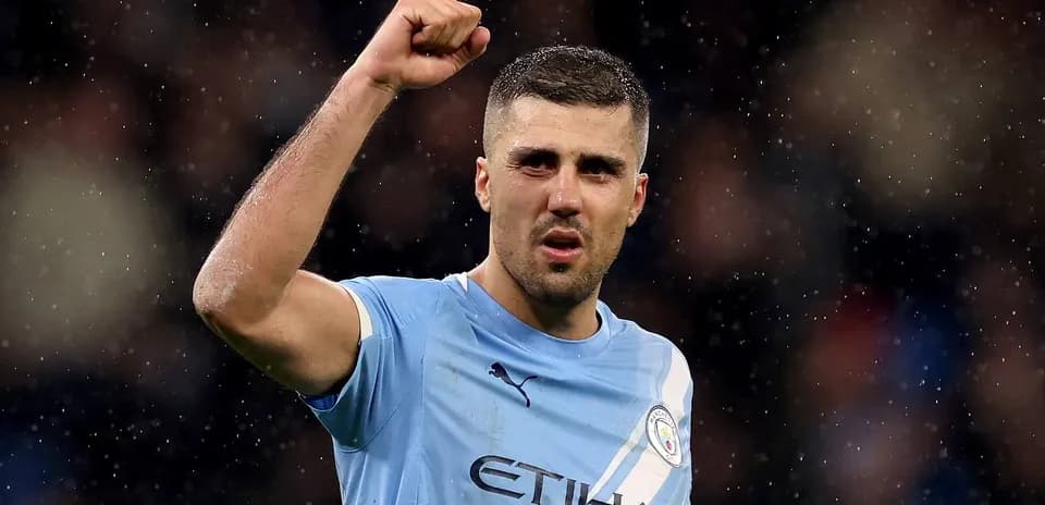 Jugador de Manchester City levantando el puño en celebración Jugador de Manchester City levantando el puño en celebración