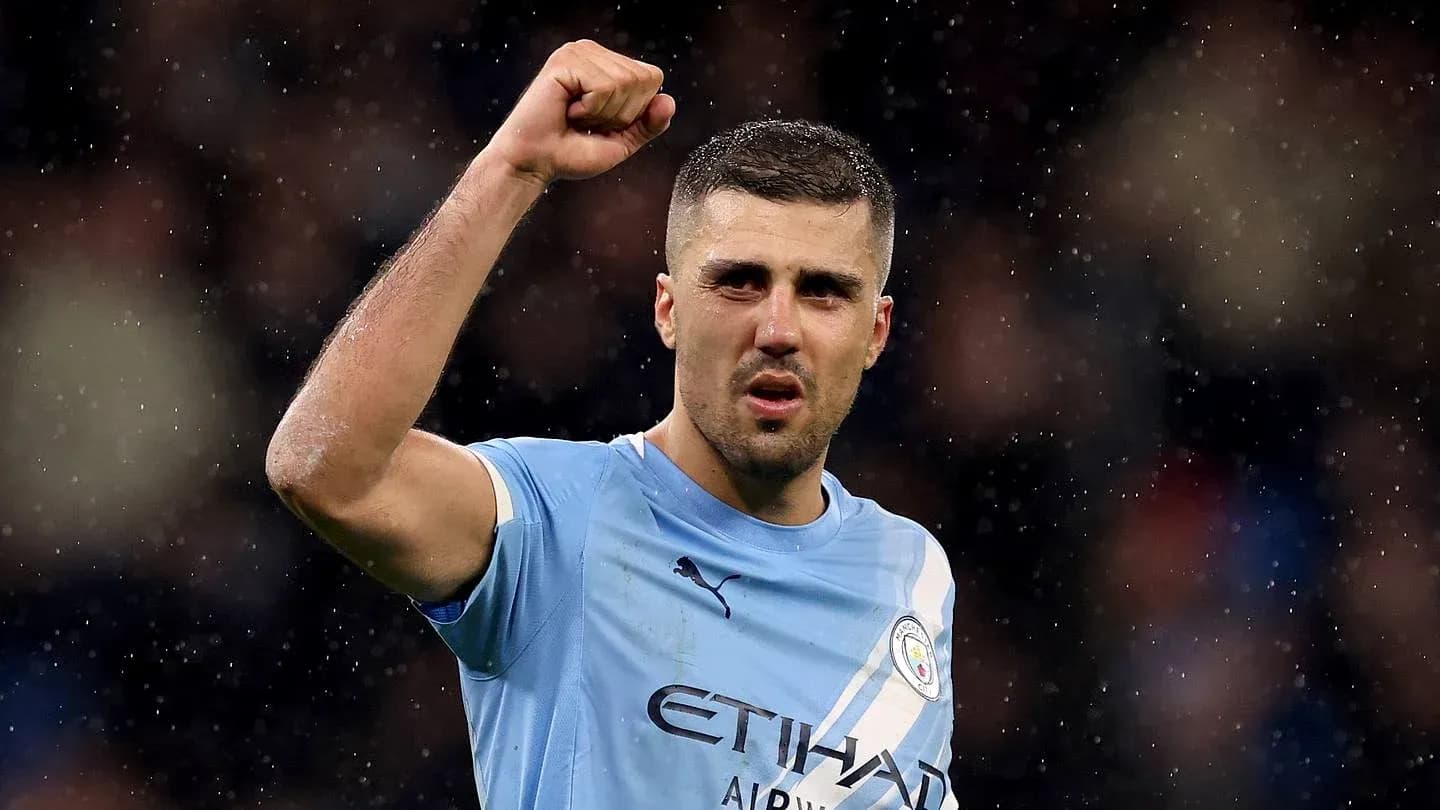 Jugador de Manchester City levantando el puño en celebración Jugador de Manchester City levantando el puño en celebración