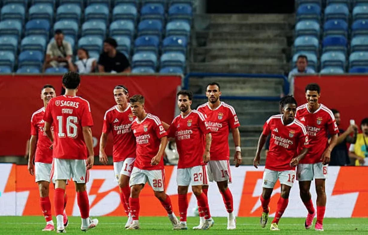 Jugadores de Benfica celebrando un gol Jugadores de Benfica celebrando un gol