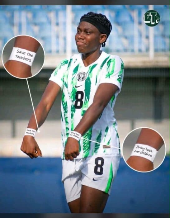 Jugadora de fútbol con mensajes en las muñecas Jugadora de fútbol con mensajes en las muñecas