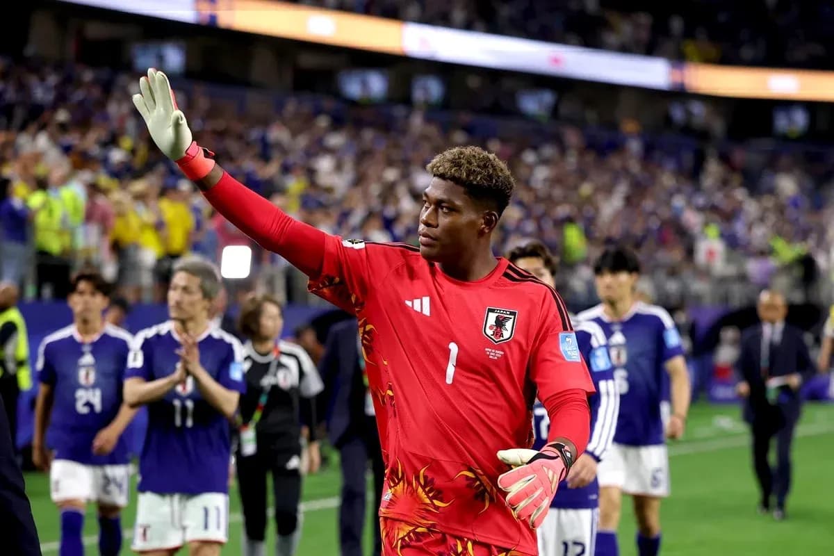 Portero japonés saludando tras el partido Portero japonés saludando tras el partido