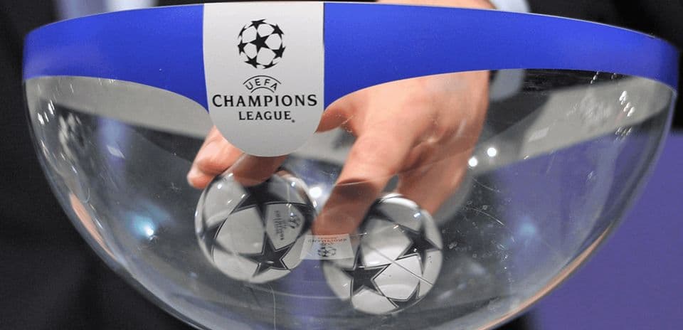 Sorteo de la UEFA Champions League con bolas Sorteo de la UEFA Champions League con bolas