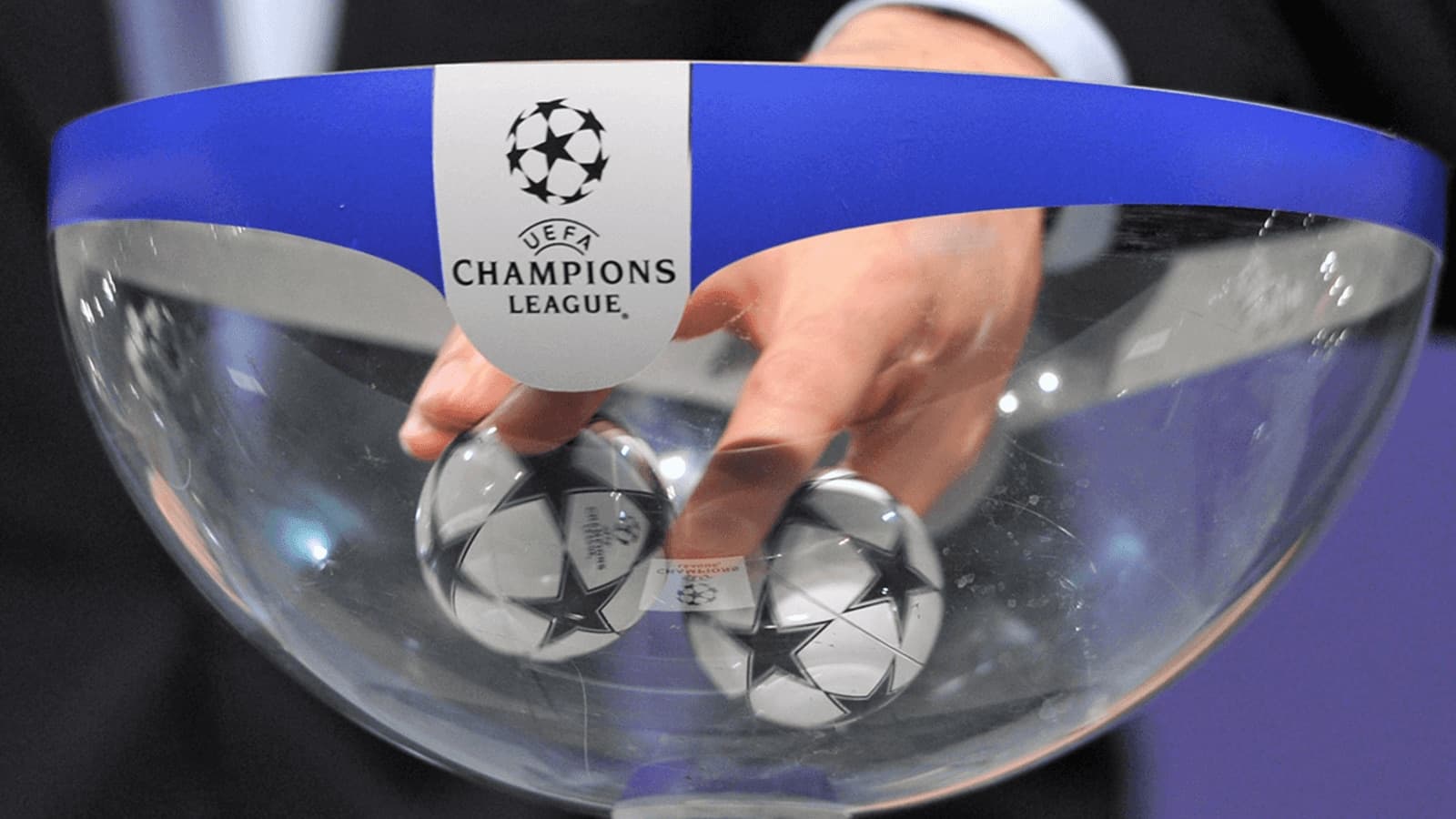 Sorteo de la UEFA Champions League con bolas Sorteo de la UEFA Champions League con bolas