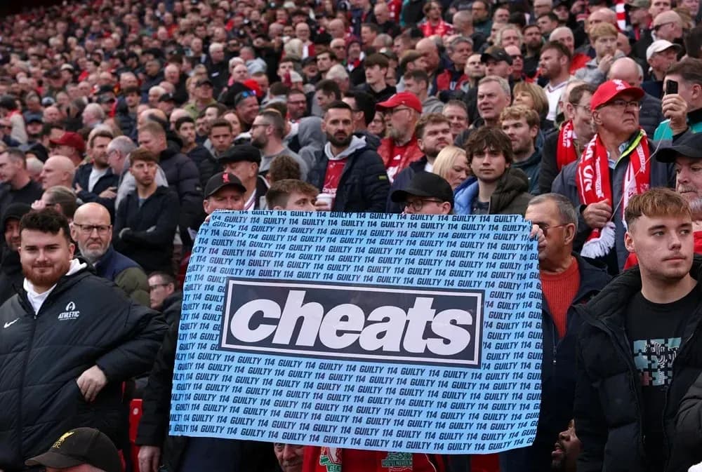 Aficionados sosteniendo una pancarta que dice 'cheats' Aficionados sosteniendo una pancarta que dice 'cheats'