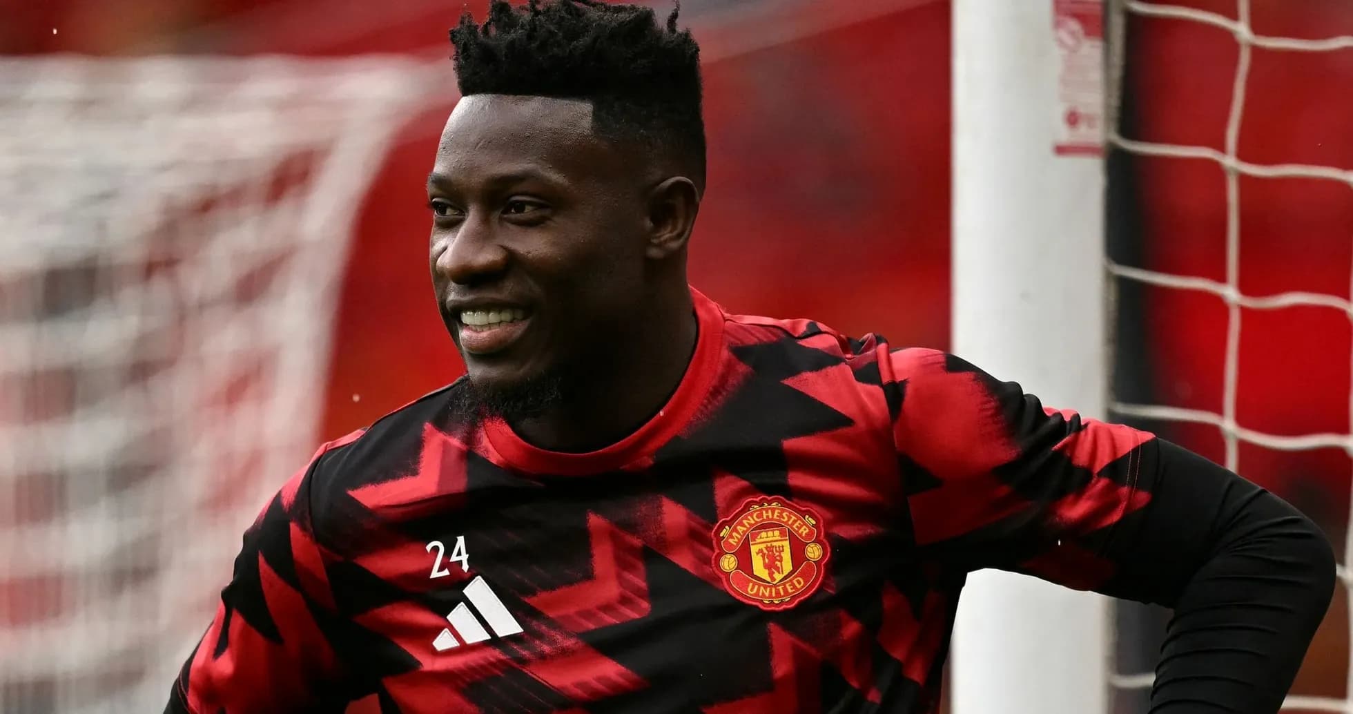 Portero de Manchester United sonriendo en el campo Portero de Manchester United sonriendo en el campo