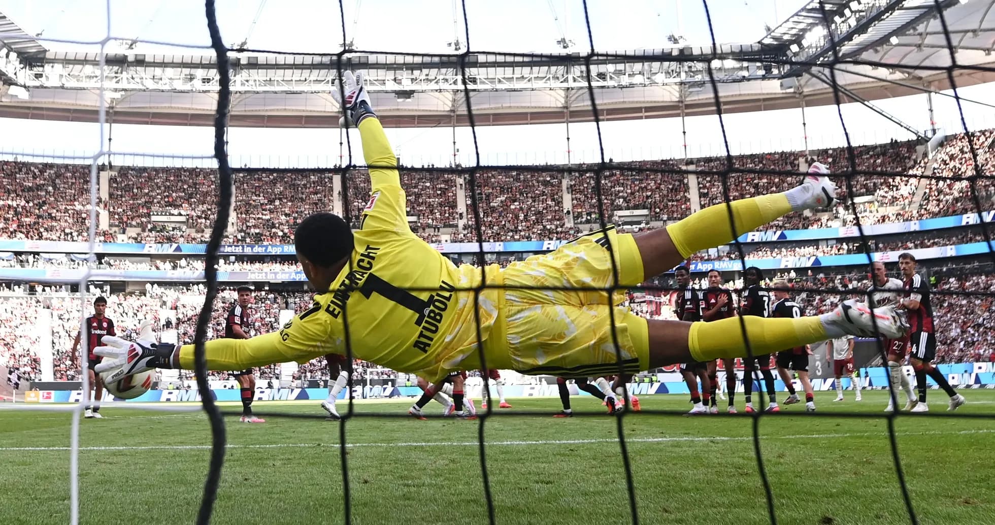 Portero lanzándose para detener un penalti Portero lanzándose para detener un penalti