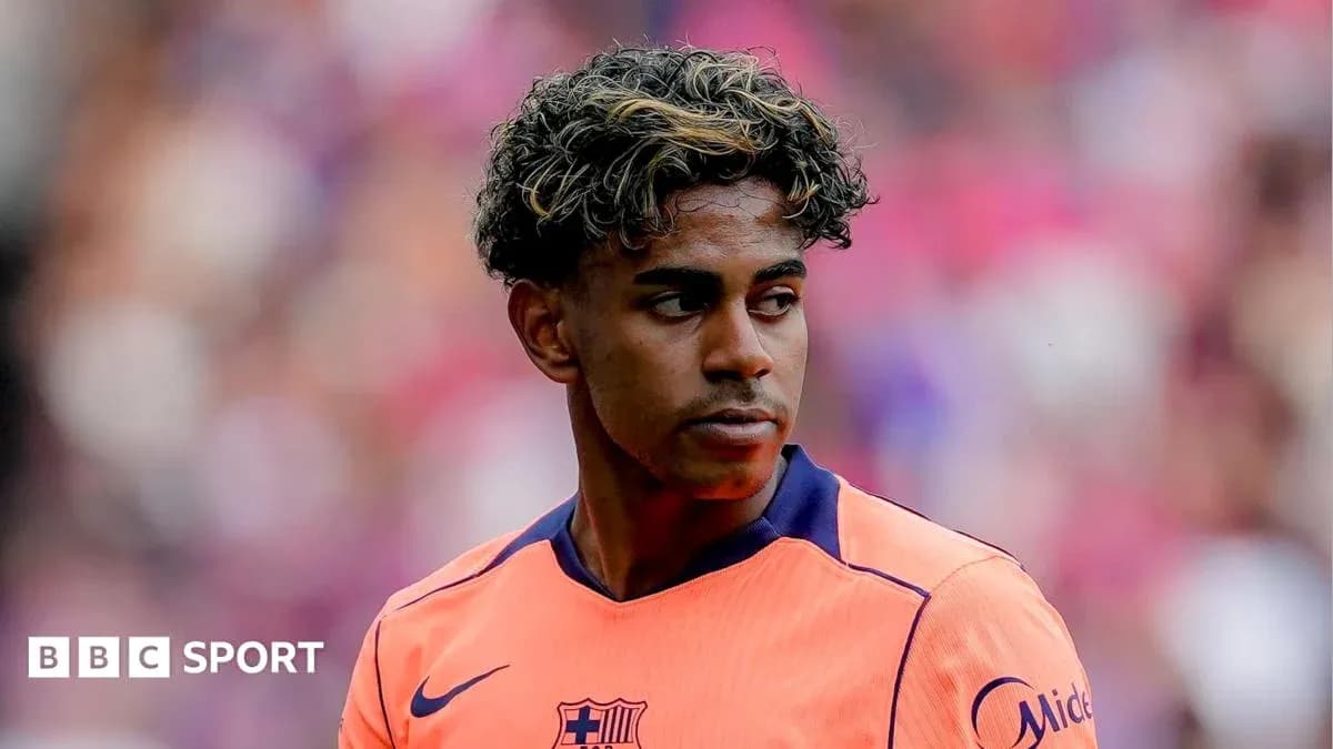 Jugador de Barcelona en uniforme naranja durante el partido Jugador de Barcelona en uniforme naranja durante el partido