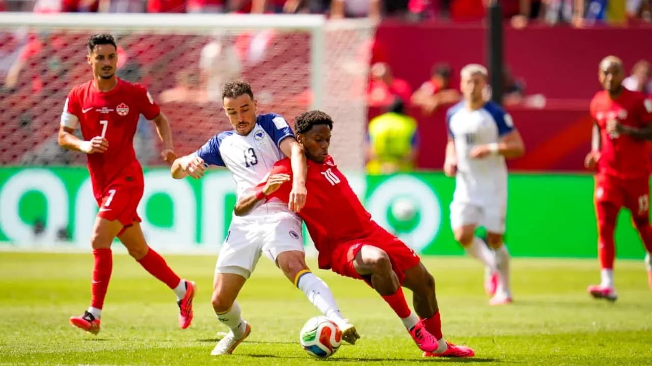 Jugador de Canadá compitiendo en el partido Jugador de Canadá compitiendo en el partido