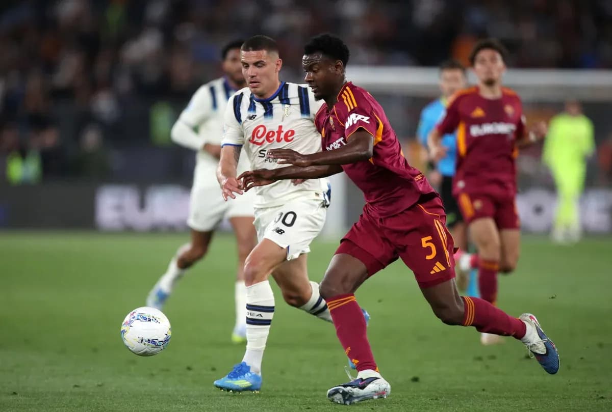 Jugador de la Roma compitiendo por el balón Jugador de la Roma compitiendo por el balón