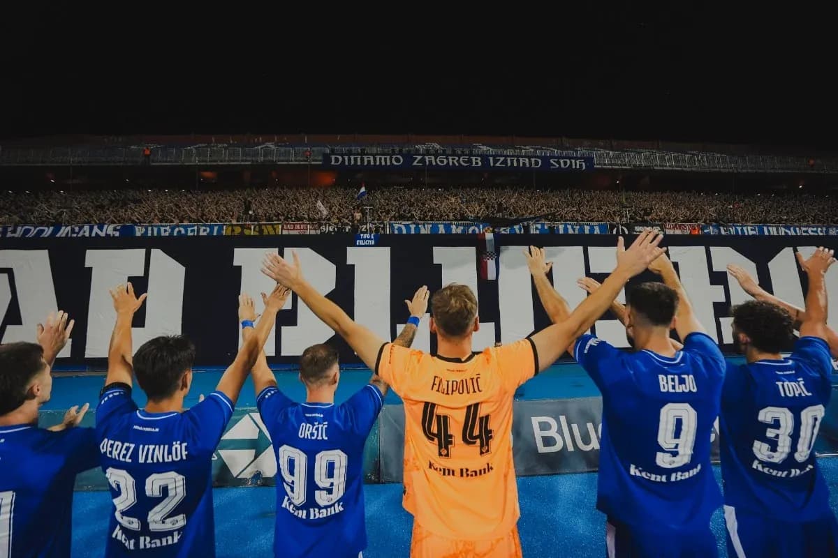 Jugadores de Dinamo Zagreb saludando a la afición Jugadores de Dinamo Zagreb saludando a la afición