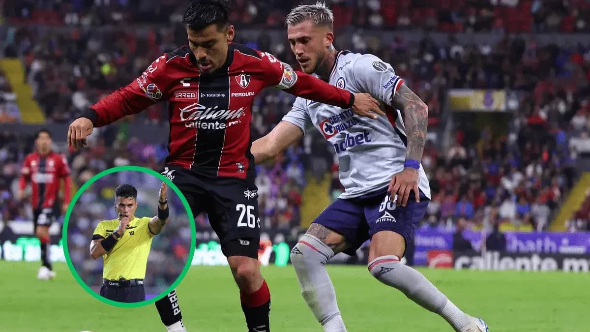 Jugadores de Cruz Azul y Atlas en acción Jugadores de Cruz Azul y Atlas en acción