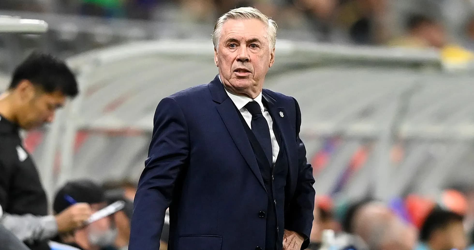 Entrenador en la banda durante un partido de fútbol Entrenador en la banda durante un partido de fútbol