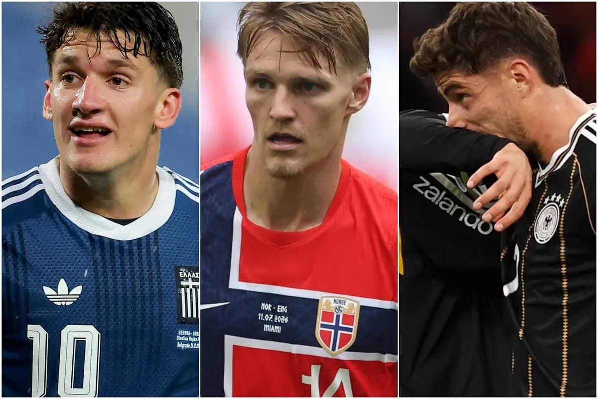 Tres futbolistas en acción durante un partido Tres futbolistas en acción durante un partido