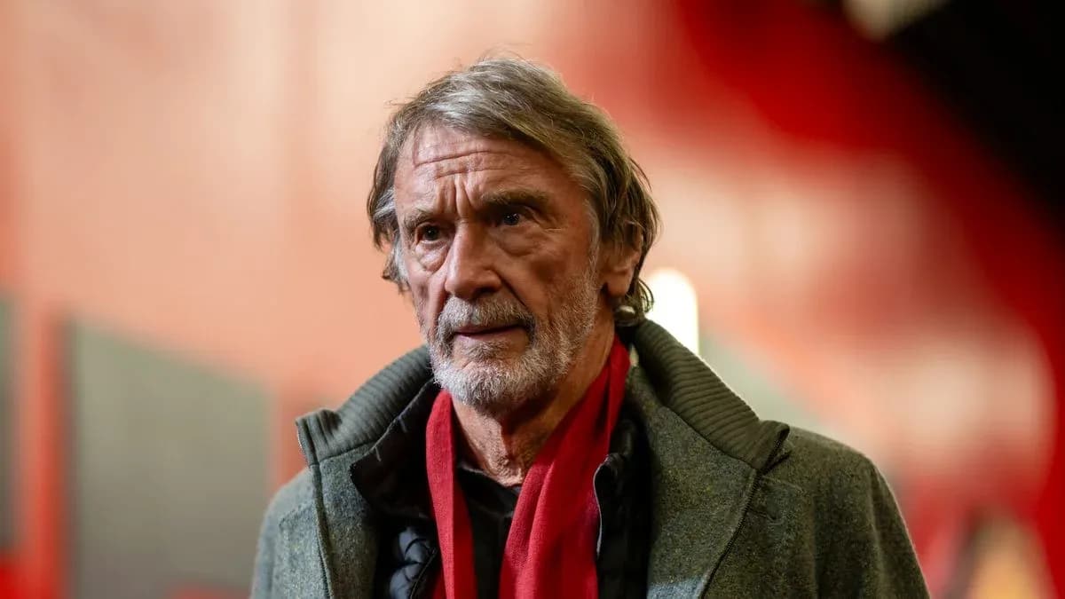 Hombre mayor con abrigo y bufanda roja en pasillo Hombre mayor con abrigo y bufanda roja en pasillo