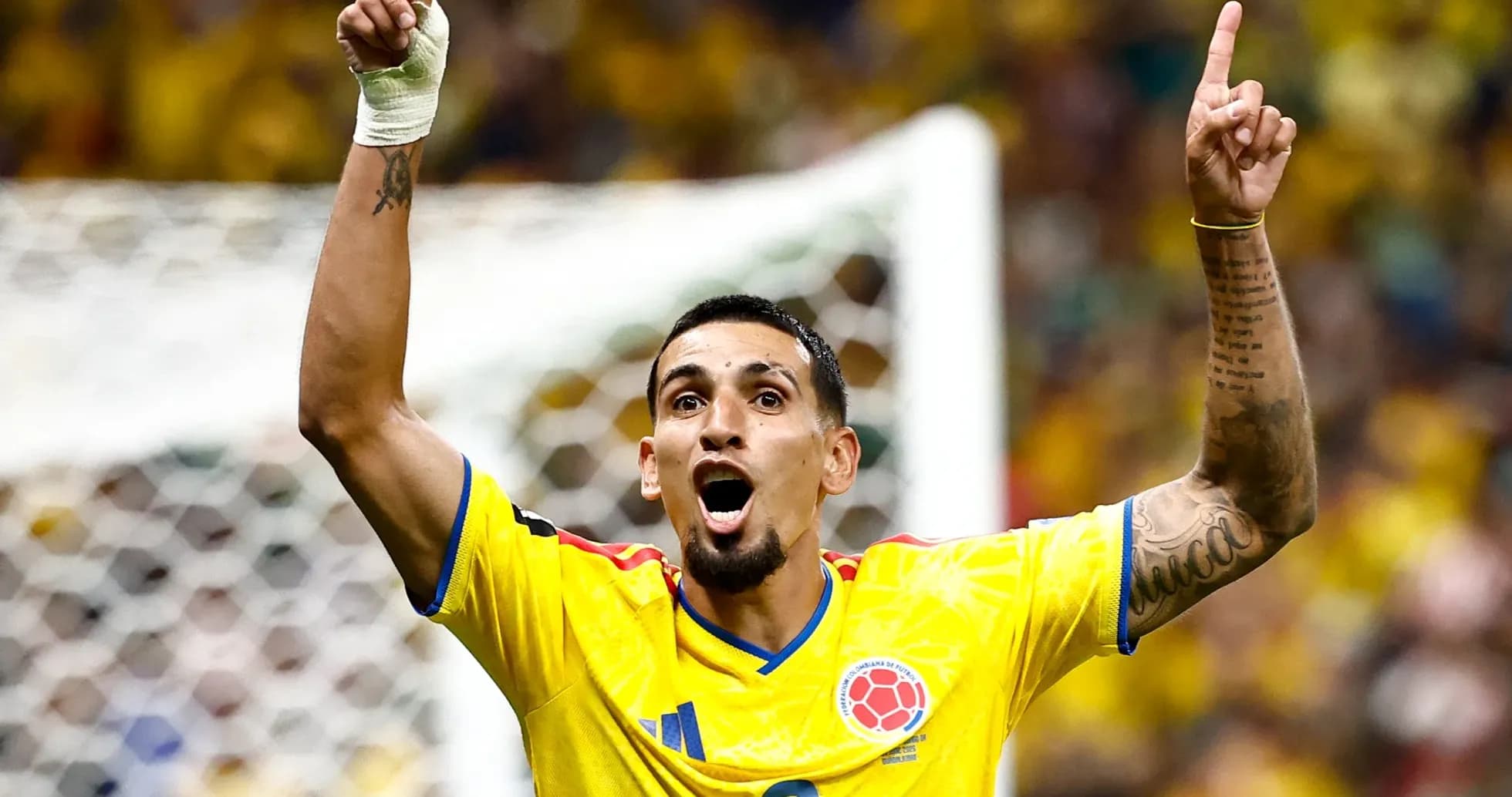 Jugador colombiano celebrando un gol en el partido Jugador colombiano celebrando un gol en el partido
