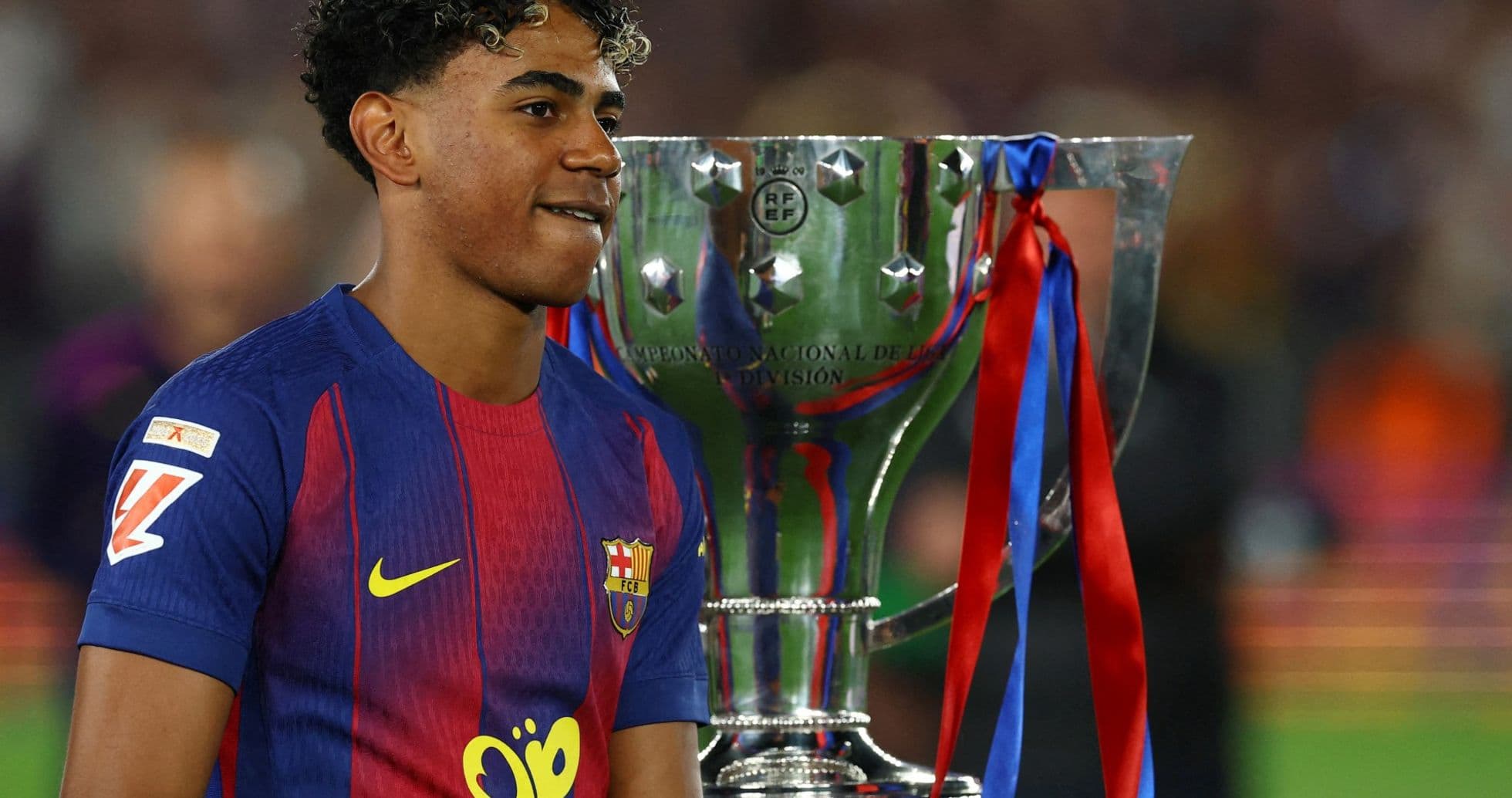 Jugador de Barcelona junto al trofeo de campeón Jugador de Barcelona junto al trofeo de campeón