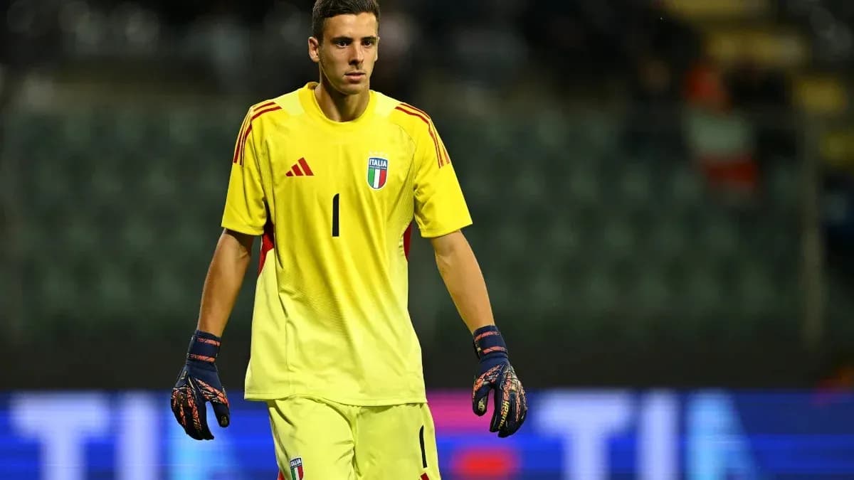 Portero de Italia en uniforme amarillo en el campo Portero de Italia en uniforme amarillo en el campo