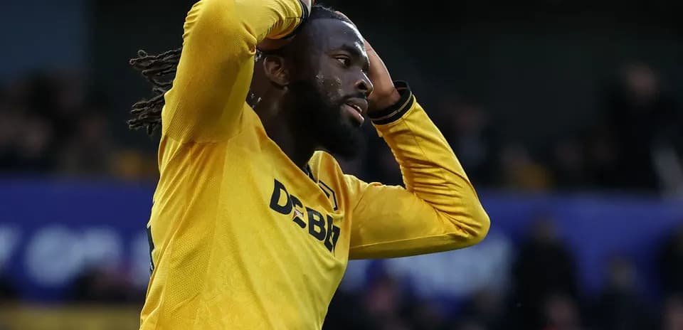 Jugador con camiseta amarilla se lleva las manos a la cabeza Jugador con camiseta amarilla se lleva las manos a la cabeza
