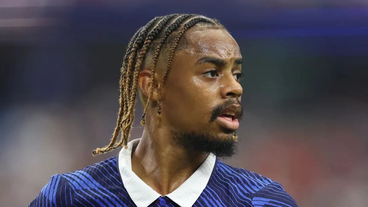 Jugador con trenzas en uniforme deportivo durante el partido Jugador con trenzas en uniforme deportivo durante el partido