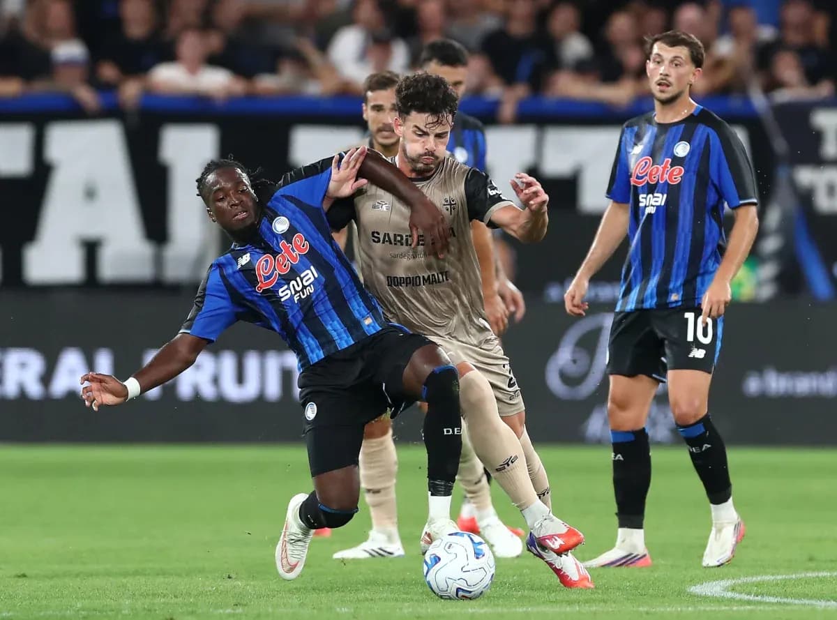 Jugador de Atalanta desafiando a un rival de Cagliari Jugador de Atalanta desafiando a un rival de Cagliari