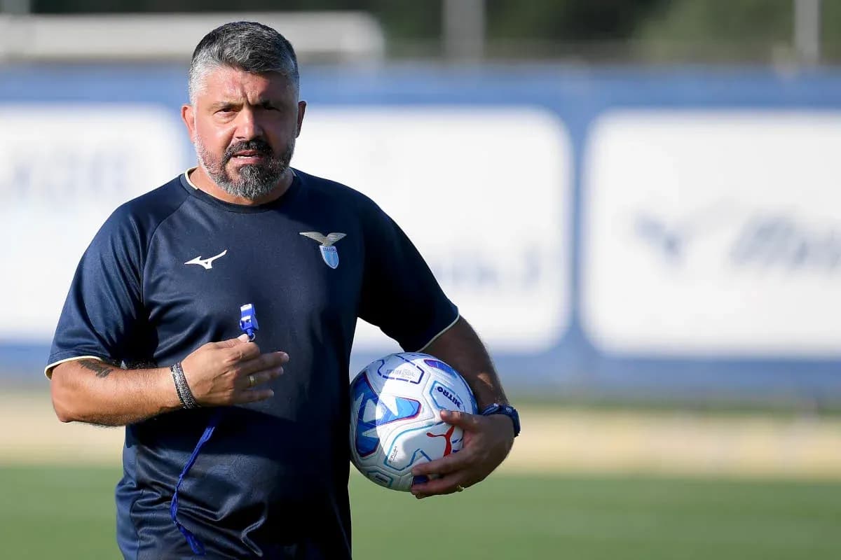 Entrenador de Lazio sosteniendo un balón en entrenamiento Entrenador de Lazio sosteniendo un balón en entrenamiento