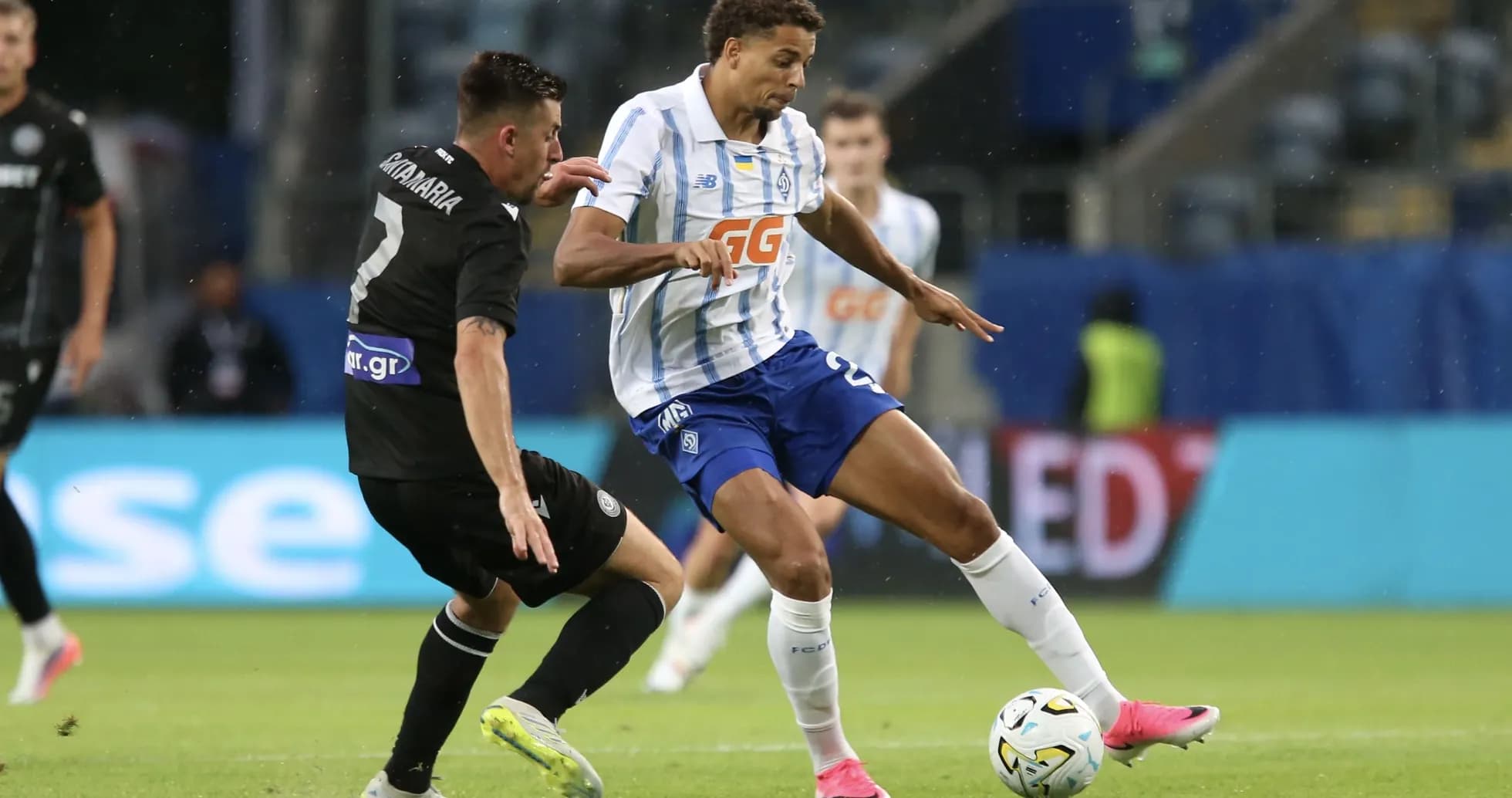 Jugadores de Dynamo Kyiv y PAOK en acción Jugadores de Dynamo Kyiv y PAOK en acción