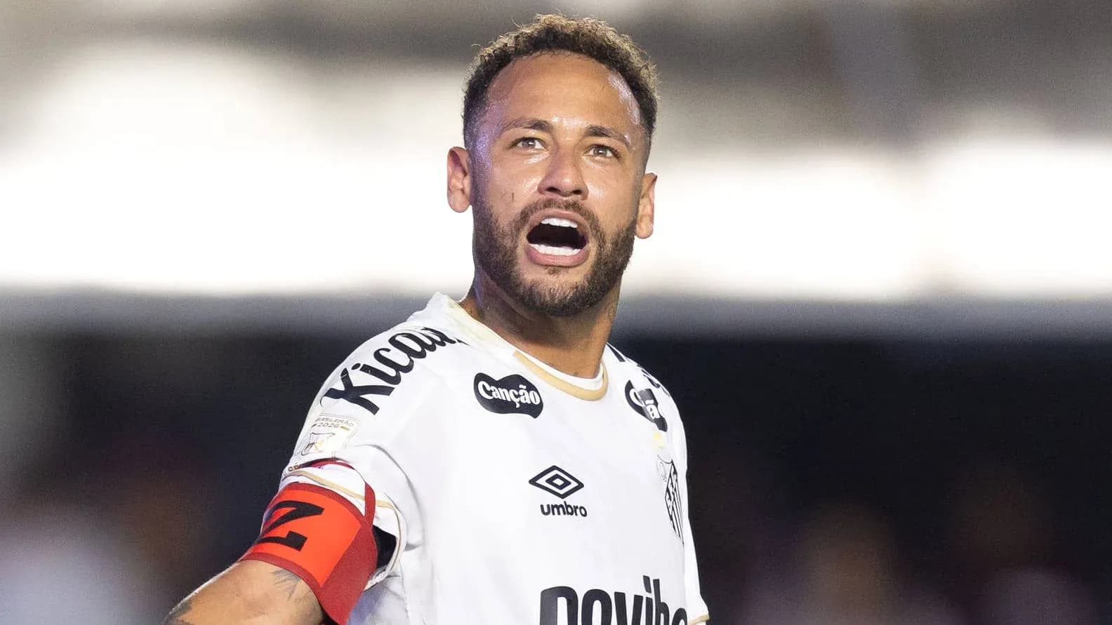 Jugador con camiseta del Santos gritando durante el partido Jugador con camiseta del Santos gritando durante el partido