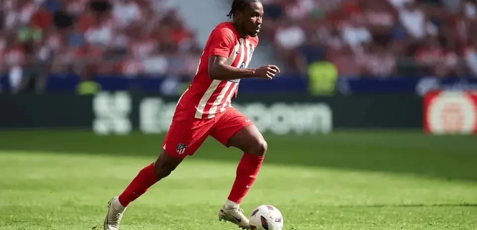 Jugador de Atlético de Madrid corriendo con el balón Jugador de Atlético de Madrid corriendo con el balón