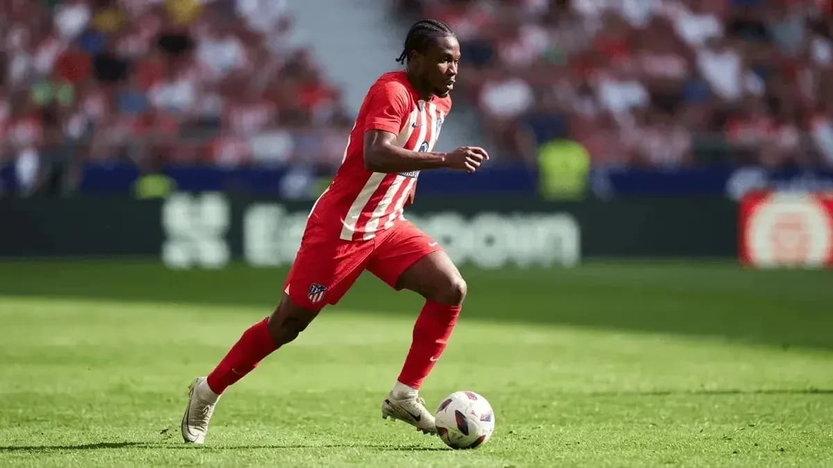 Jugador de Atlético de Madrid corriendo con el balón Jugador de Atlético de Madrid corriendo con el balón