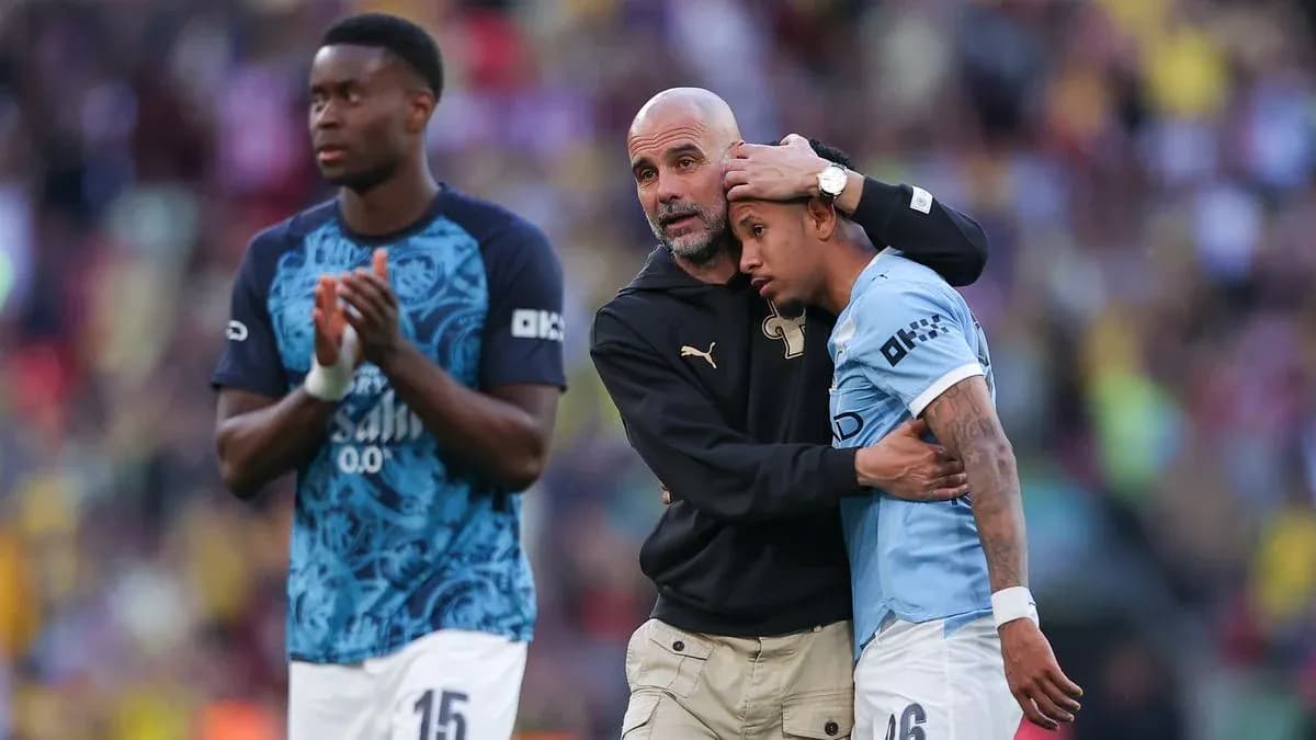 Entrenador hablando con jugador tras el partido Entrenador hablando con jugador tras el partido
