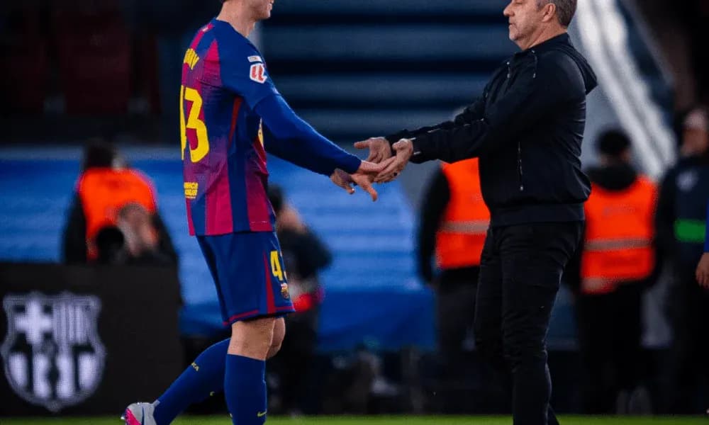 Jugador de Barcelona saludando al entrenador en el banquillo Jugador de Barcelona saludando al entrenador en el banquillo
