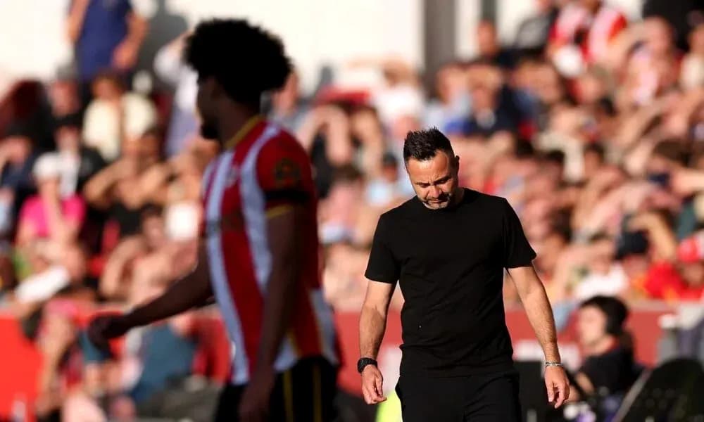Entrenador caminando por la línea de banda durante partido Entrenador caminando por la línea de banda durante partido