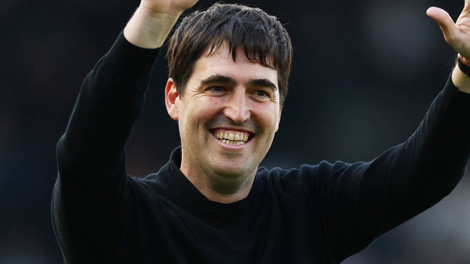 Entrenador saludando al público con una sonrisa Entrenador saludando al público con una sonrisa