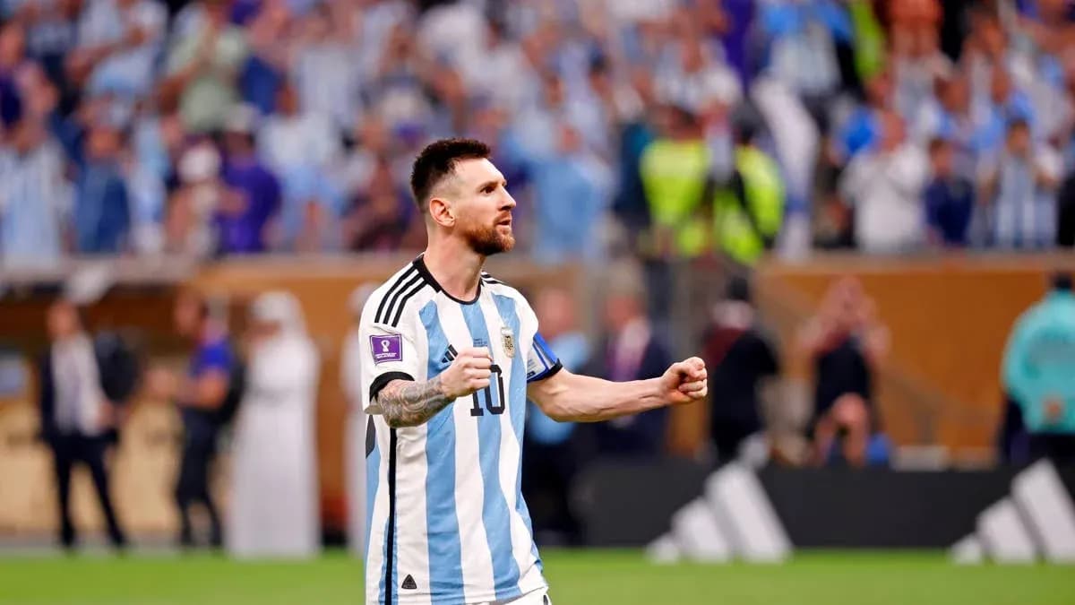Lionel Messi celebrando frente a la multitud Lionel Messi celebrando frente a la multitud