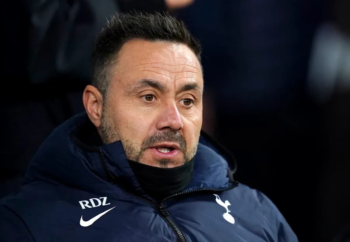 Entrenador de Tottenham en el banquillo durante el partido Entrenador de Tottenham en el banquillo durante el partido
