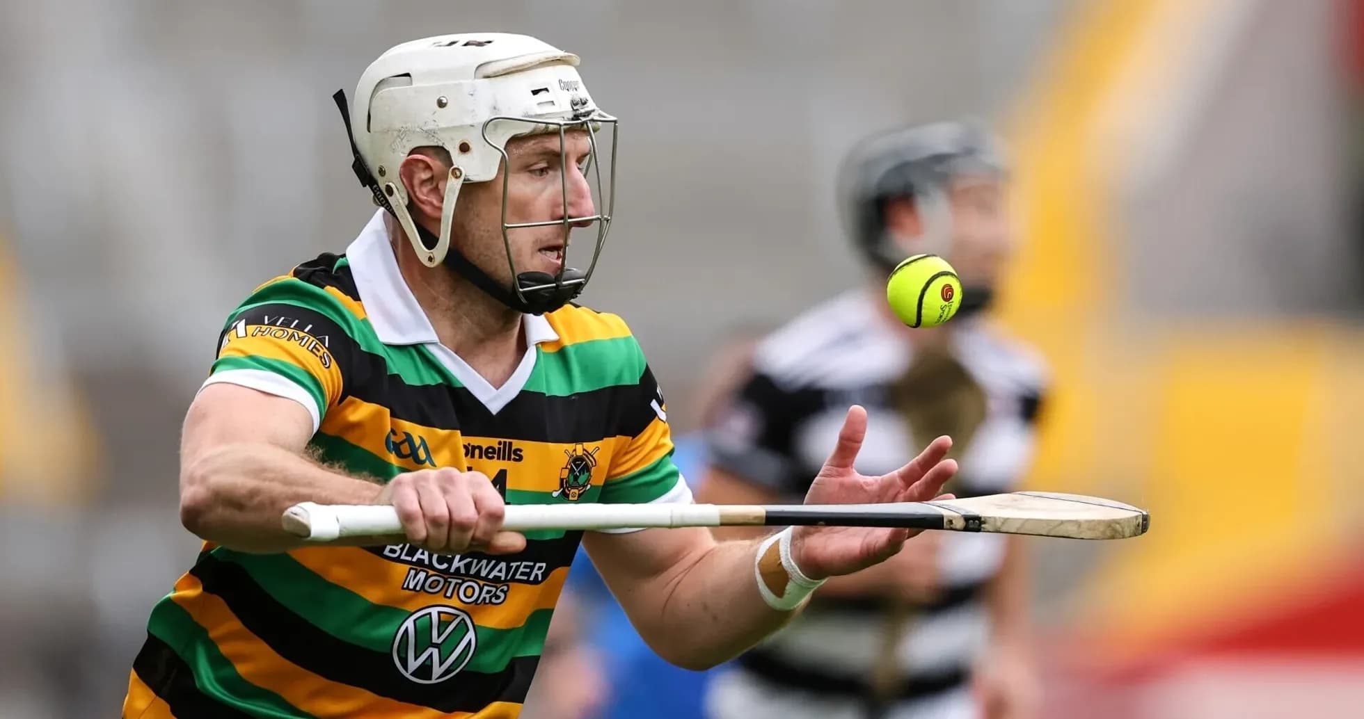 Jugador de hurling intentando atrapar la bola Jugador de hurling intentando atrapar la bola