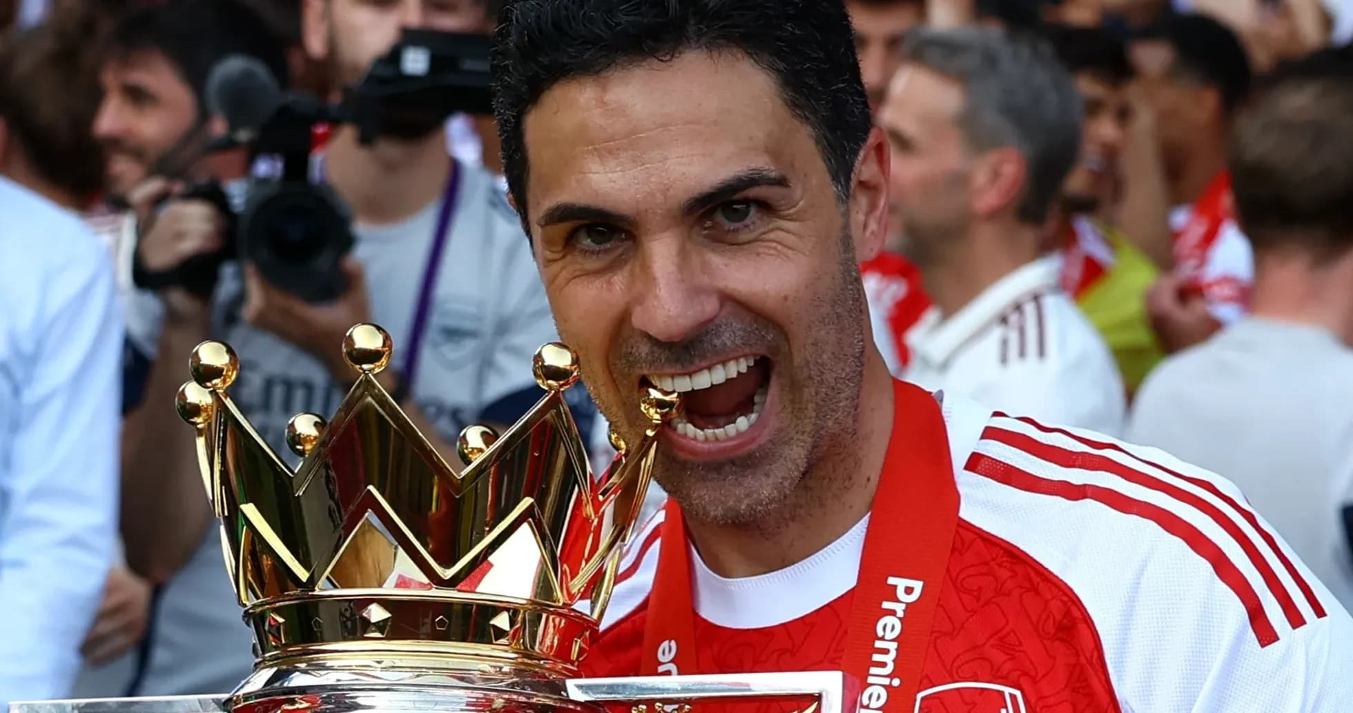 Entrenador celebrando con trofeo de Premier League Entrenador celebrando con trofeo de Premier League