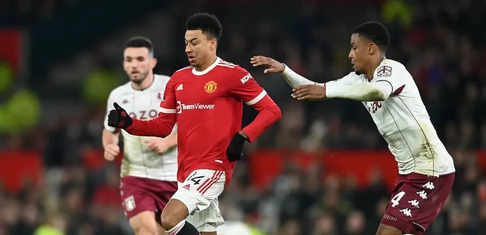 Jugadores de Manchester United y Aston Villa en acción Jugadores de Manchester United y Aston Villa en acción