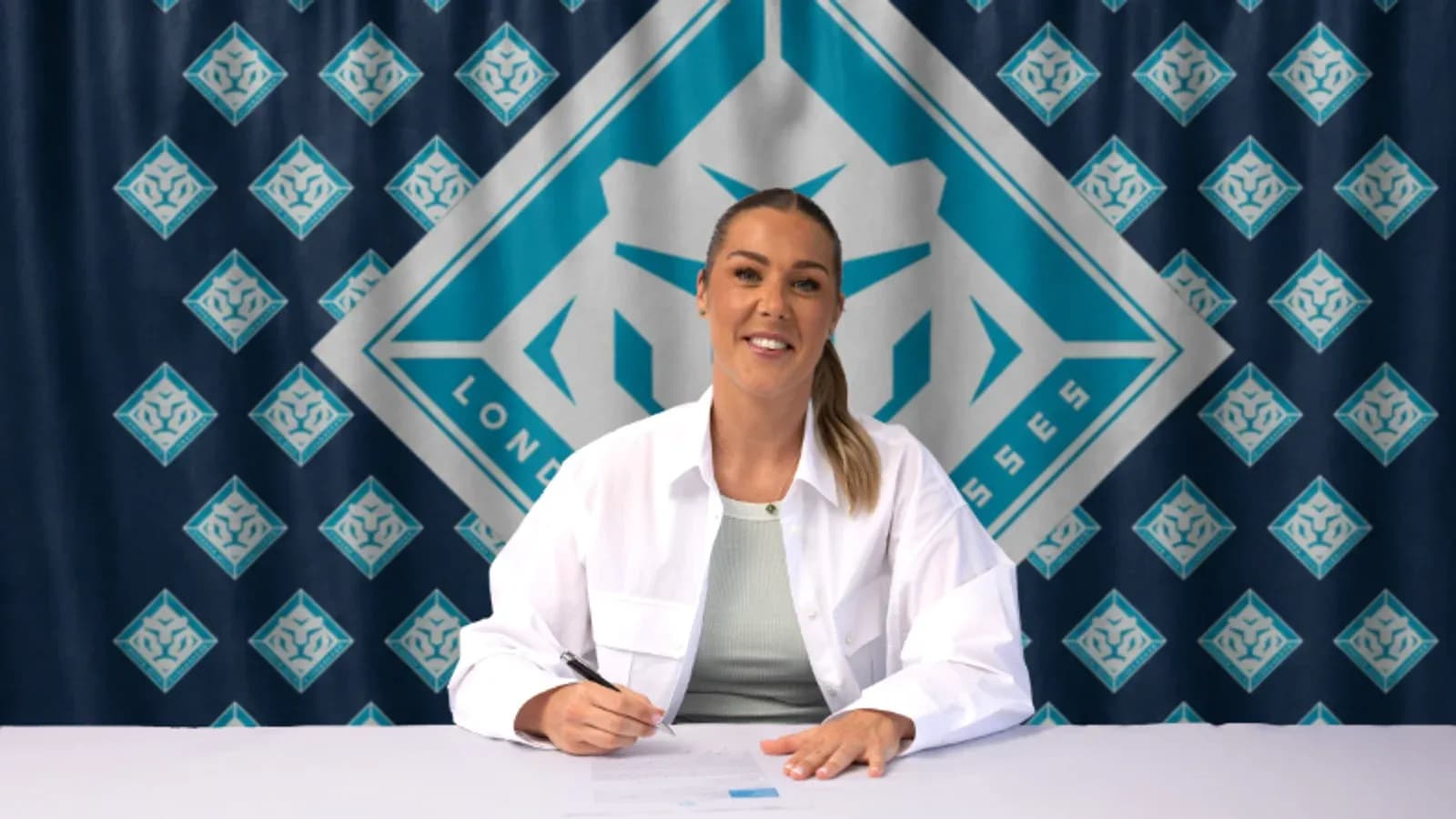Jugadora firmando contrato en mesa con fondo de equipo Jugadora firmando contrato en mesa con fondo de equipo