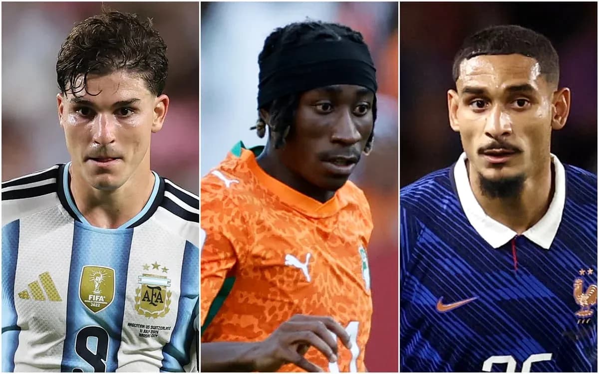Tres jugadores en sus camisetas nacionales durante un partido Tres jugadores en sus camisetas nacionales durante un partido