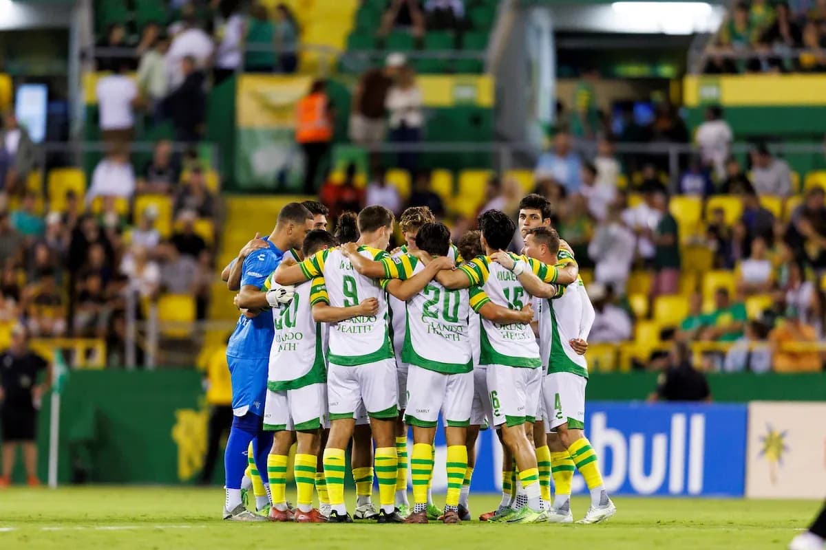 Jugadores del Tampa Bay Rowdies en círculo Jugadores del Tampa Bay Rowdies en círculo